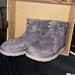 Grey shirt floral UGG boots